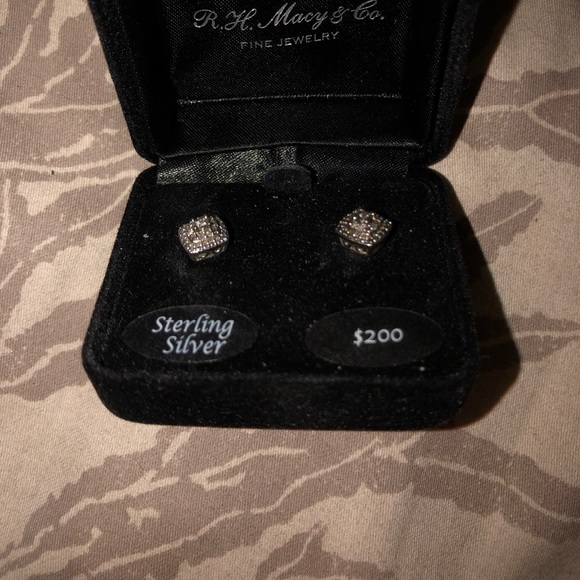 Macy’s Earrings - Picture 1 of 2
